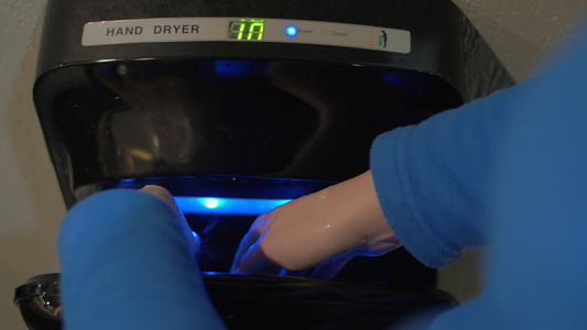在烘干机中洗手后擦干手视频