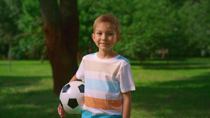 带球的小孩对大自然微笑11秒视频