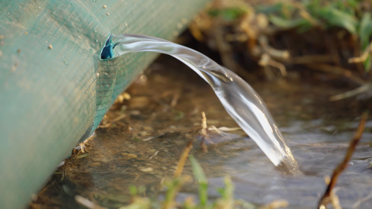 工业水管的洞里漏水视频