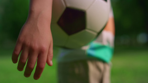 未知的男孩手拿着足球特写15秒视频