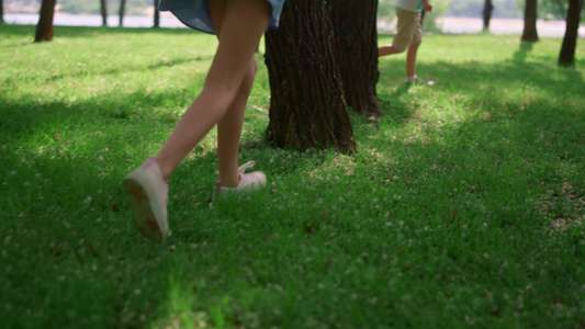 无法识别的孩子腿在绿色草坪上奔跑视频