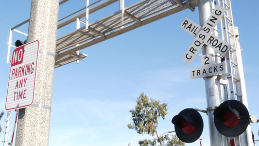 美国的平交道口警告信号加利福尼亚州铁路交叉口上的Crossbuck视频