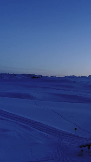 大雪皑皑的草原小房子白雪皑皑7秒视频