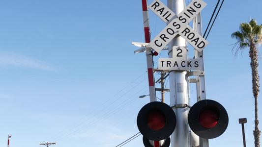 美国的平交道口警告信号加利福尼亚州铁路交叉口上的Crossbuck视频