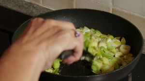 在炉灶中做饭的22秒视频