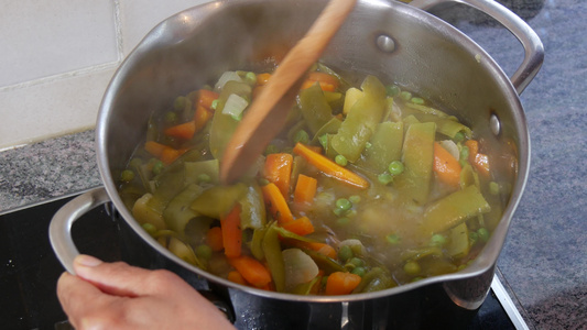 锅中有机蔬菜烹饪视频