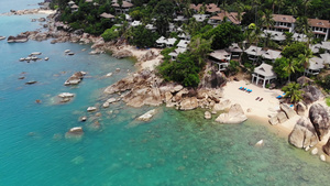 热带岛屿上的小房子在泰国阳光明媚的日子里位于苏梅岛17秒视频