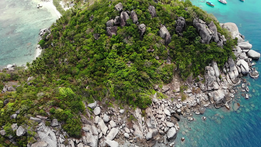 热带海滩上的平房和绿色椰子树在泰国阳光明媚的日子里视频