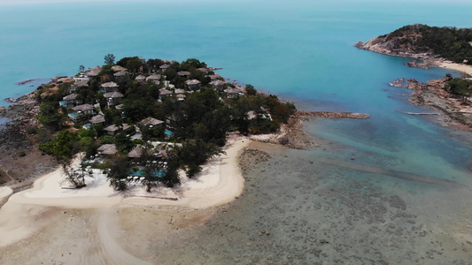 许多热带小屋位于靠近海边海岸的沿海度假胜地上接近平静视频