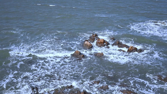 4K实拍大海海浪拍打礁石激起浪花水花视频