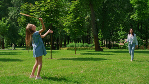 性格开朗的女孩在公园里和妈妈打羽毛球11秒视频