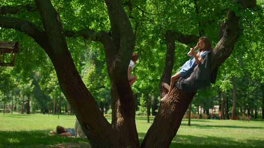 快乐的孩子们坐在树上野餐视频
