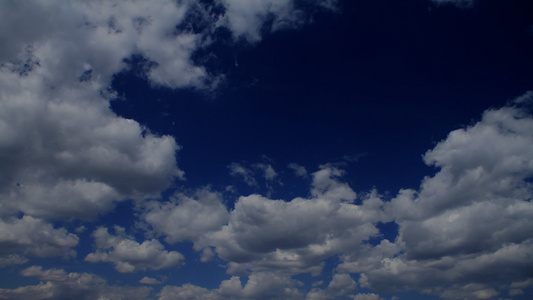 清蓝蓝蓝天空美丽的云朵空间天气视频