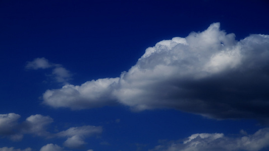 清蓝蓝蓝天空美丽的云朵空间天气视频