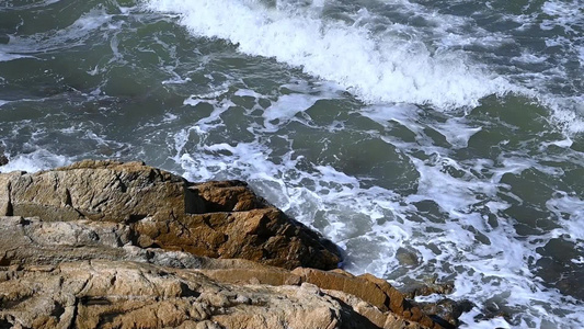 实拍慢动作大海海浪拍打礁石激起浪花水花视频