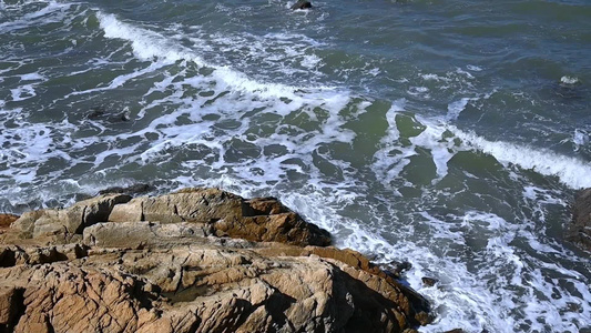 实拍慢动作大海海浪拍打礁石激起浪花水花视频