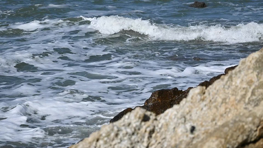 实拍慢动作大海海浪拍打礁石激起浪花水花视频