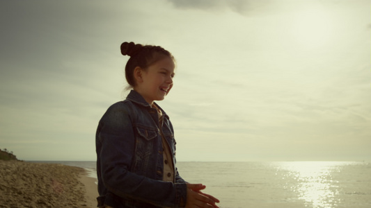 快乐的女孩微笑着在早上享受海滩视频