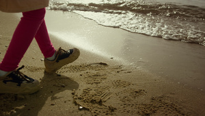 走在海边沙滩上的小女孩腿11秒视频