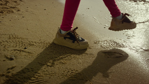 孩子走海海滩15秒视频