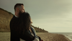 浪漫的情侣在海滩上拥抱在一起22秒视频