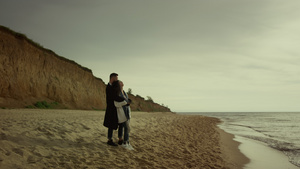 情侣在度假时拥抱海滩大海27秒视频