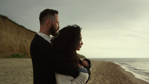 美丽的恋人在海边的海岸线上拥抱在一起13秒视频