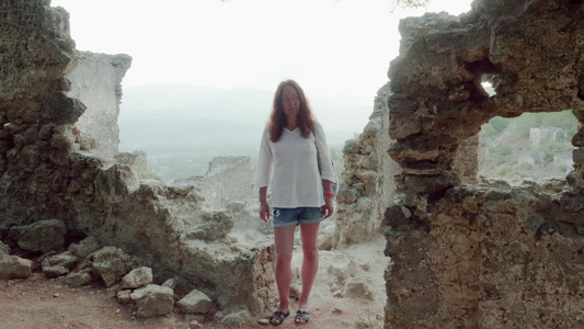 女人站在古老的废墟上视频