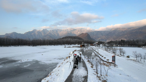 航拍冬天雪景湖北神农架大九湖上旅游拍照的游客4k素材54秒视频