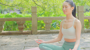 4K户外女性禅意瑜伽在静坐8秒视频