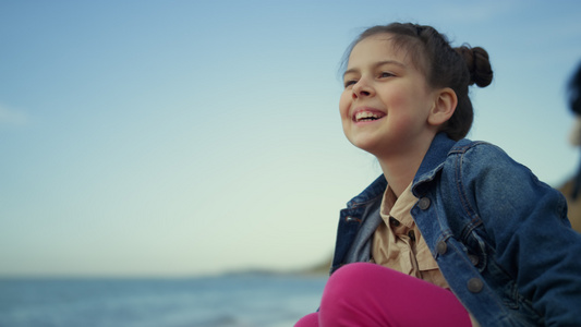 微笑的女孩在暑假享受海滩视频