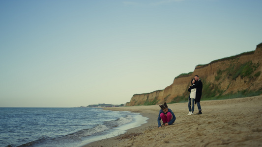年轻的家庭在海洋海滩大自然中享受假期视频