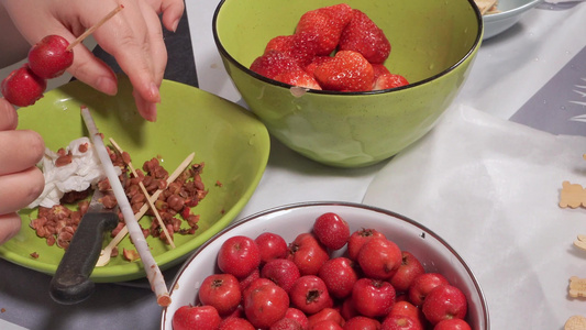 自制草莓山楂糖葫芦串水果糖葫芦视频