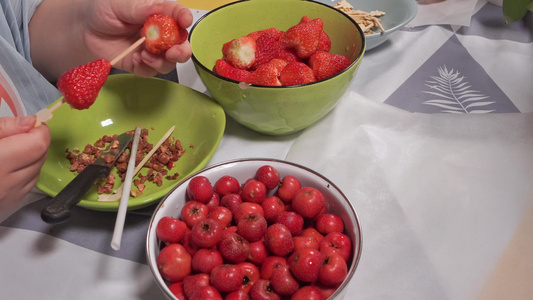 自制草莓山楂糖葫芦串水果糖葫芦视频