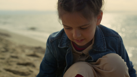 小女孩在海边画沙子视频