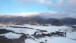 航拍冬天雪景湖北神农架大九湖上积雪结冰的湖面和蓝天白云山峰4k素材53秒视频