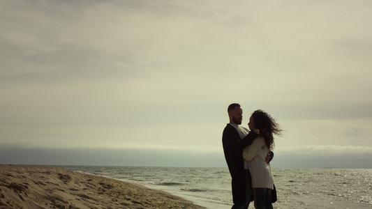 夫妇穿着便服站在海边视频