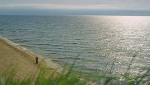 夫妇站立海滩风景18秒视频