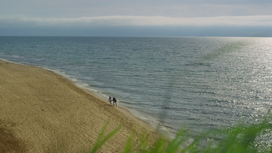两个人一起跑海边视频