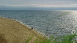 两个人一起跑海边15秒视频