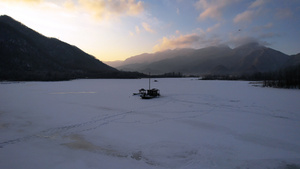 航拍冬天雪景神农架大九湖结冰的冰面和日出4k素材54秒视频