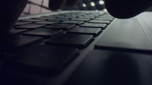 男性手指在膝上型计算机键盘打字视频