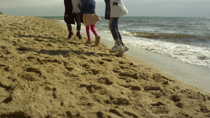 家人的腿一起在海边玩耍19秒视频