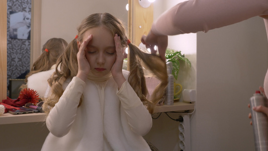 在更衣室喷洒卷卷发型时的年轻女孩照片模型视频