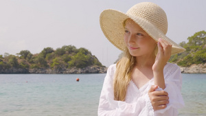 海和山背景的草帽年轻女孩8秒视频