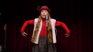 圣诞概念中的小女孩在黑暗的舞台上唱着歌前复古麦克风12秒视频