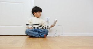 居家拿着电线插板玩的儿童32秒视频
