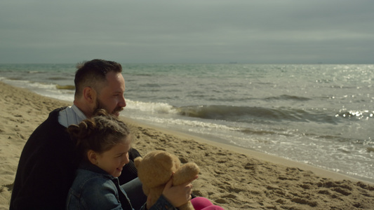 家庭组一起在阳光海滩拍照视频