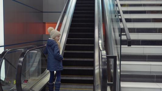 在现代购物商场或机场乘坐扶梯车的少女少女青年视频