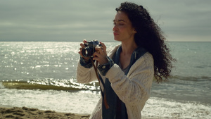 西班牙裔妇女在海边拍照18秒视频